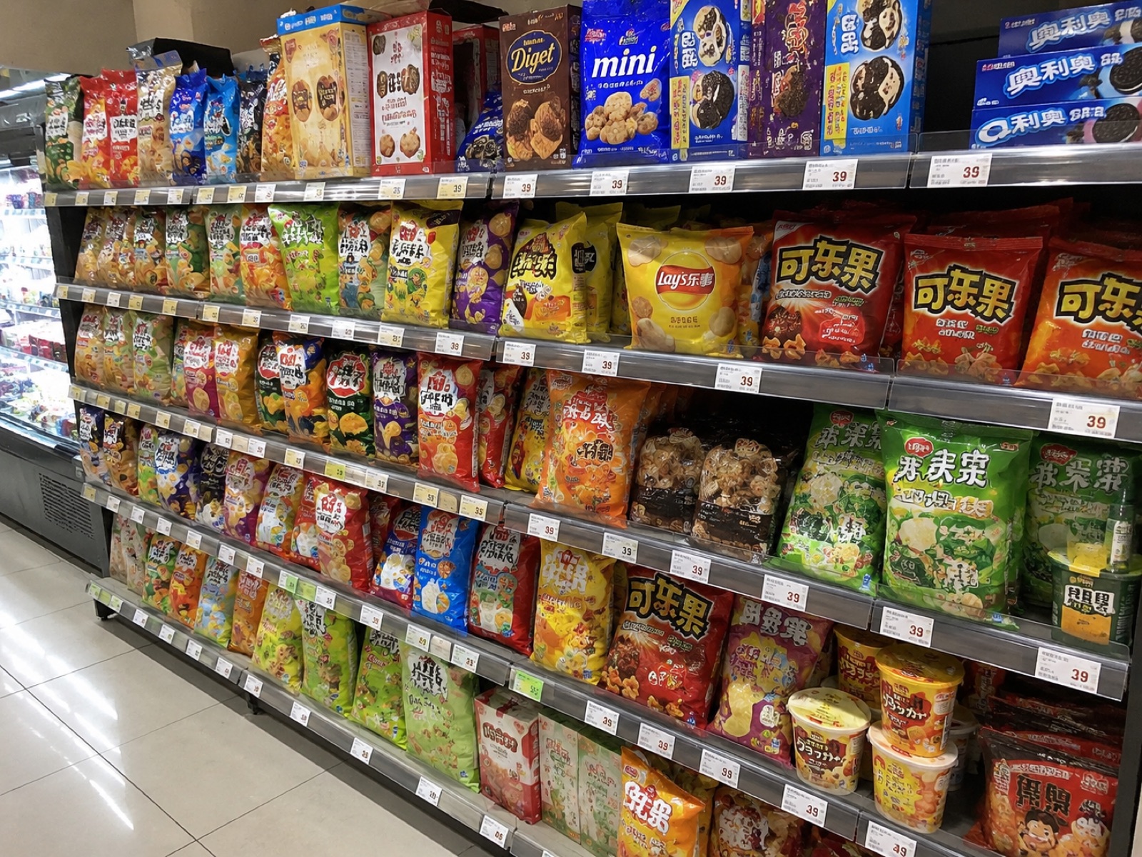 賣場中的零食貨架