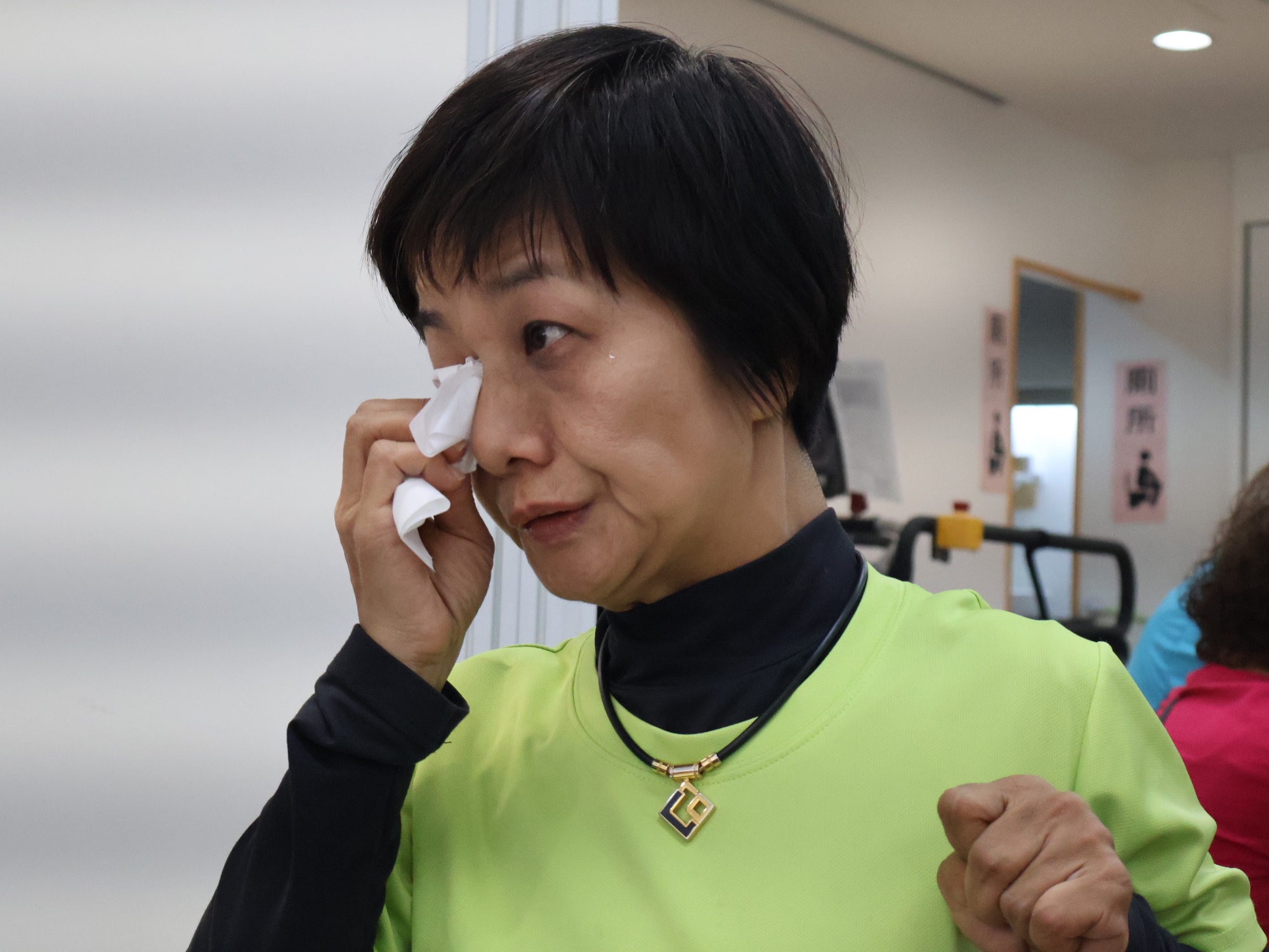 照顧者在據點活動中拭淚