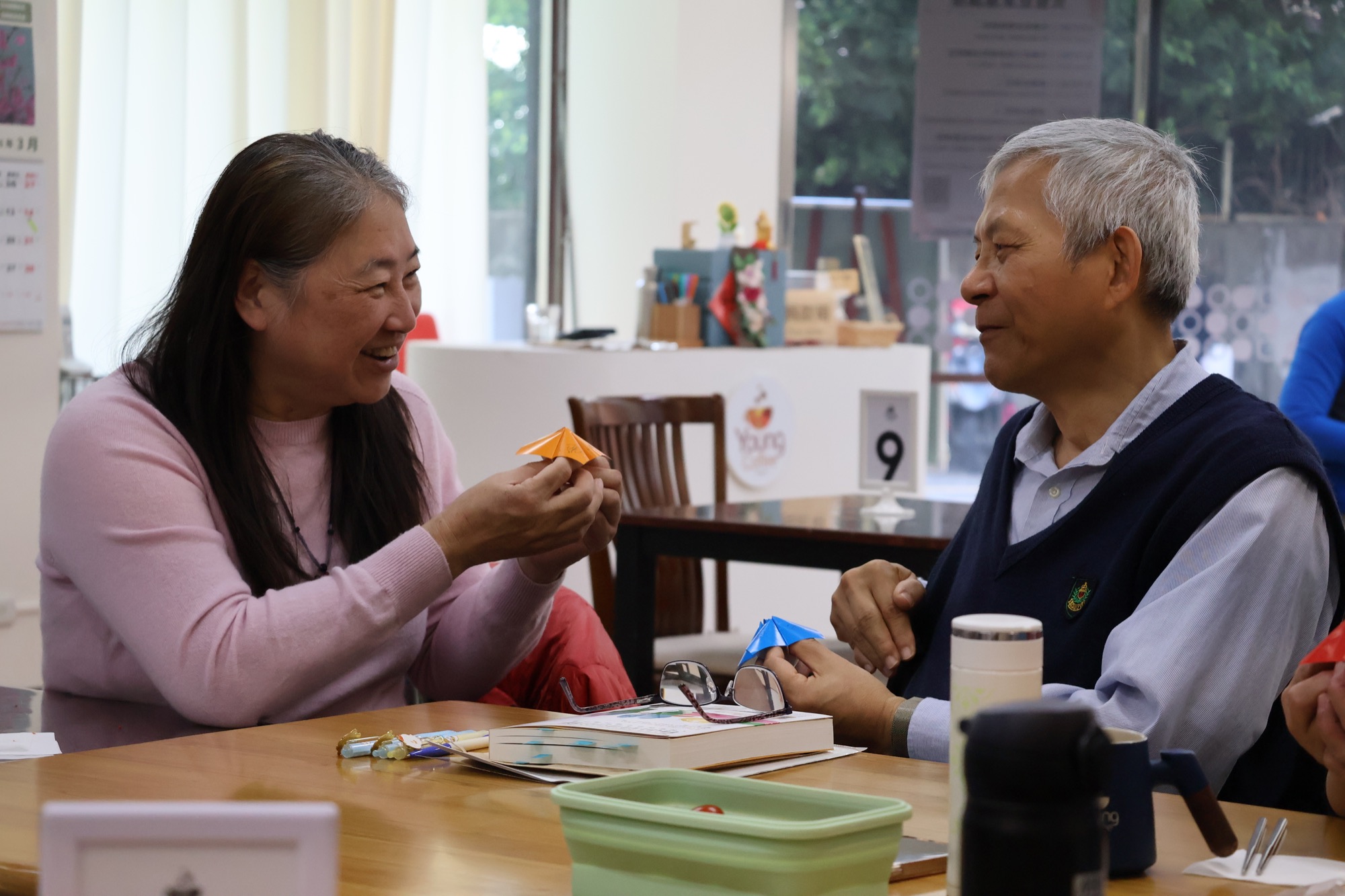 患者與家屬在照護據點交流互動