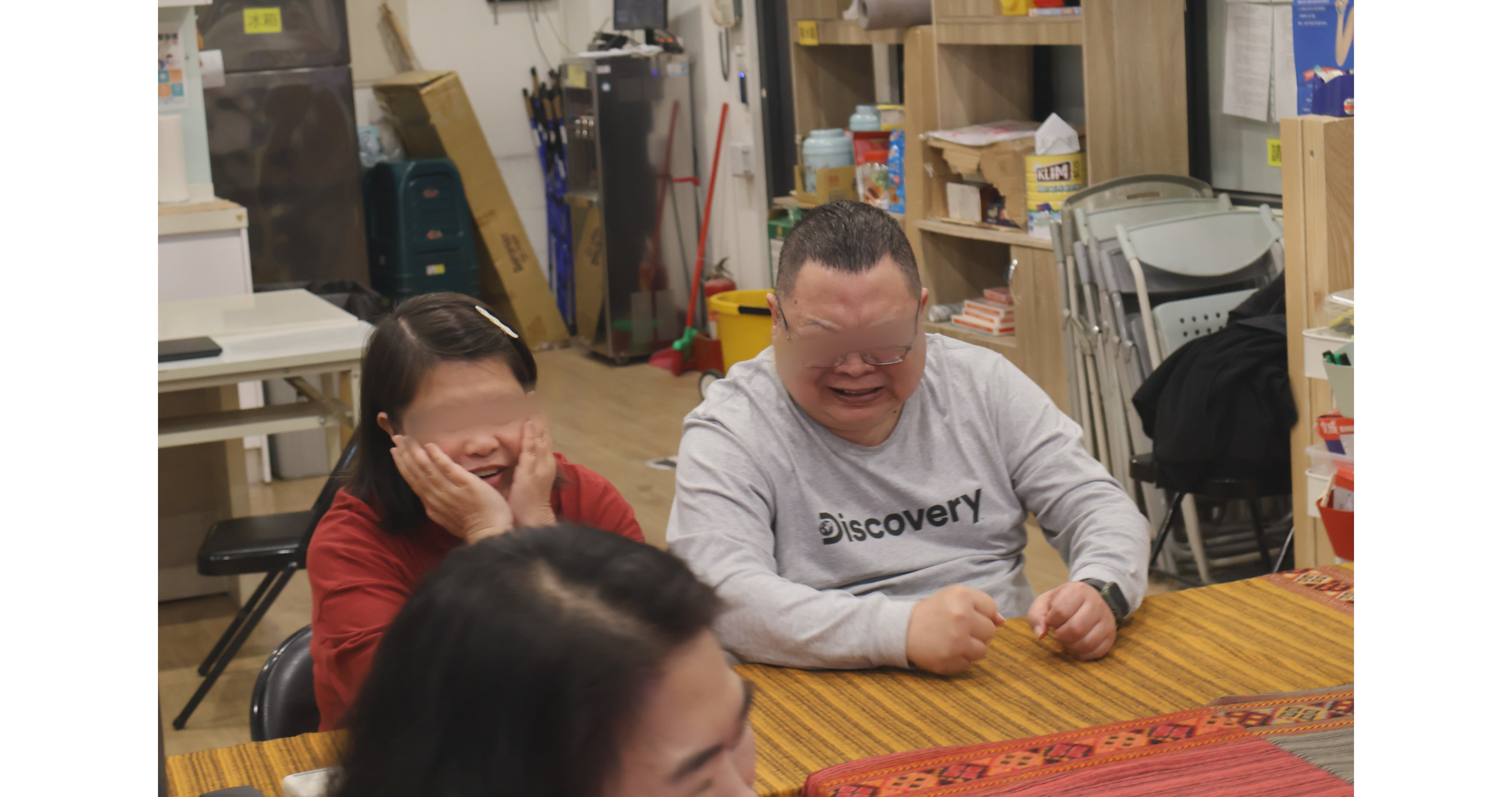 喜哥與妻子在據點活動中互動